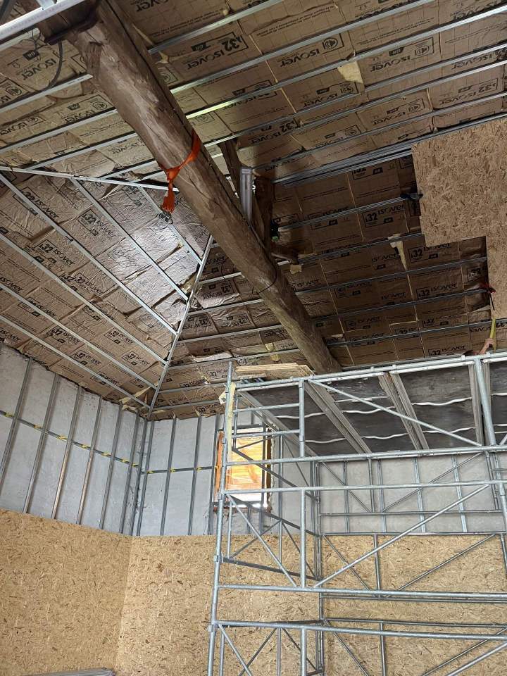 Intérieur contemporain avec une porte en bois Bourg-en-Bresse