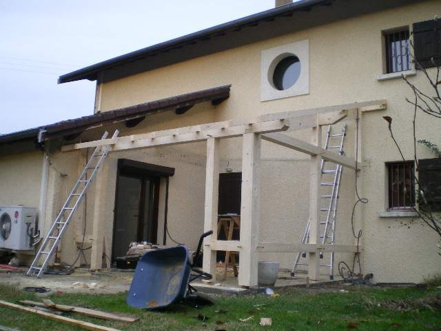 Intérieur contemporain avec une porte en bois Bourg-en-Bresse
