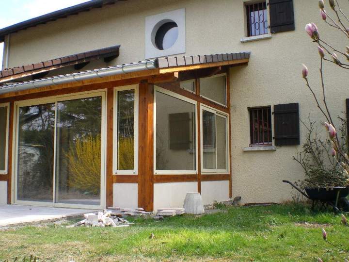 Entrée de maison avec porte en bois Bourg-en-Bresse