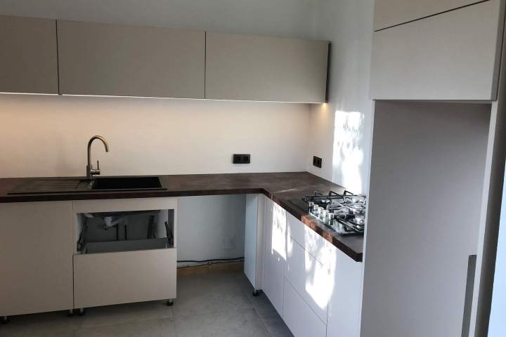 Intérieur contemporain avec une porte en bois Bourg-en-Bresse